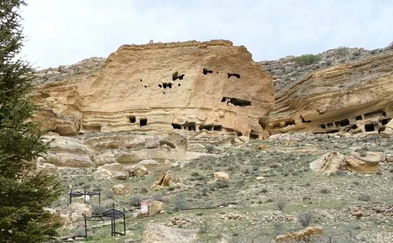 Manazan Mağaraları