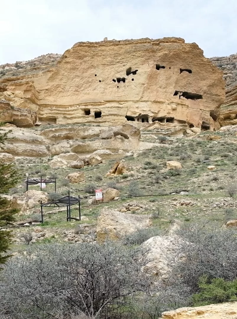 Manazan Mağaraları